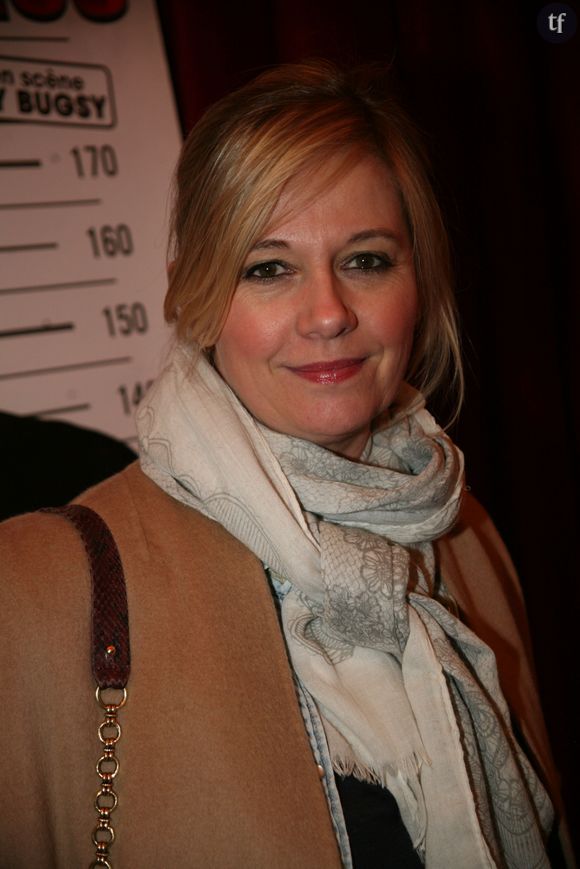 Dans cette publi abondamment likée et enrichie d'un selfie lumineux de la journaliste, et de photos de vieux magazines archivés, Flavie Flament développe : "Se pencher son passé, et comprendre qu'il y a là, oui, là où l'on ne voulait plus aller, il y a là, aussi, une forme de lumière dans le chaos"
Exclusif - Flavie Flament au photocall du spectacle Ecroué de rire de David Desclos dans la salle mythique du music-hall Bobino à Paris, France, le 1er avril 2019. © JLPPA/Bestimage