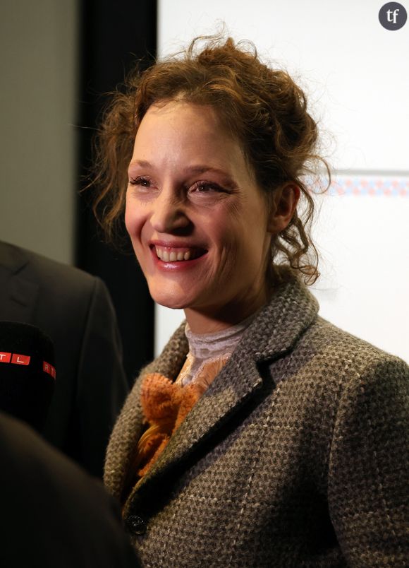 C'est dans Libération que Vicky Krieps s'est permise un hommage tout en symboles : "Les morts restent présents parmi nous", a-t-elle affirmé.  
Vicky Krieps lors de la clôture du festival du film du Luxembourg (Lux Film Fest) au Luxembourg le 9 mars 2024. © Denis Guignebourg / Bestimage 