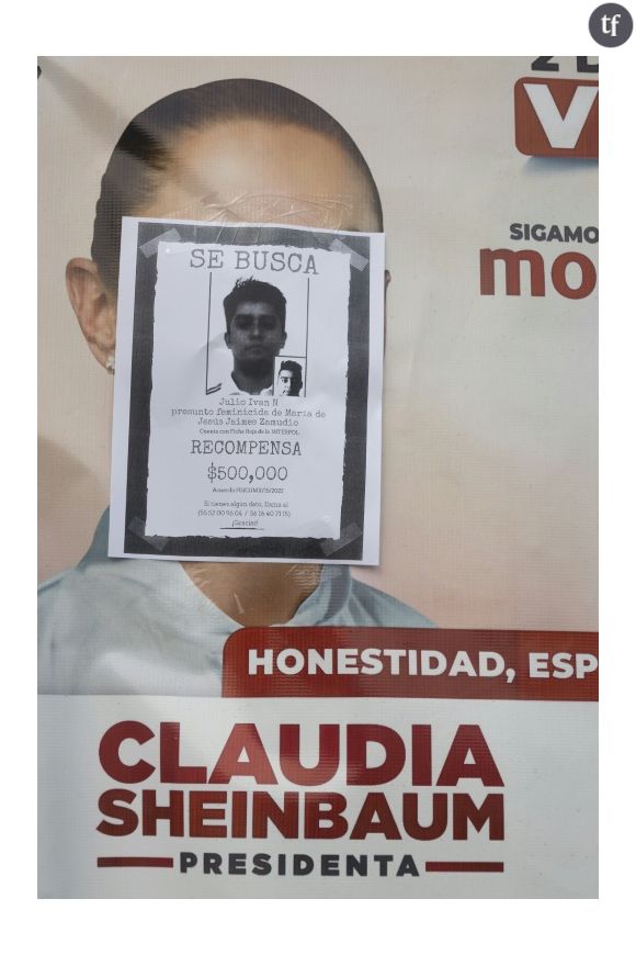 Les féministes radicales du Bloque negro ont collé un avis de recherche avec la photo d'un présumé auteur de féminicide sur une affiche électorale de la favorite à l'élection présidentielle, Claudia Sheinbaum, au Mexique le 16 mai 2024