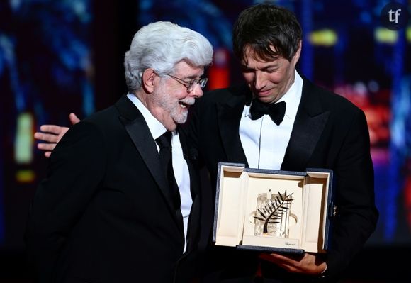 Le cinéaste américain Sean Baker (D), Palme d'or du festival de Cannes pour "Anora", pose aux côtés du réalisateur américain George Lucas, le 25 mai 20245 à Cannes