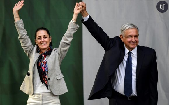 Le président mexicain Andres Manuel Lopez Obrador (D) et la maire de Mexico Claudia Sheinbaum saluent leurs partisans sur la place du Zocalo à Mexico le 1er juillet 2019