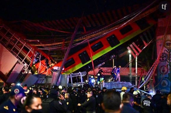 Des secouristes sur le site de l'accident de métro de Mexico, le 3 mai 2021