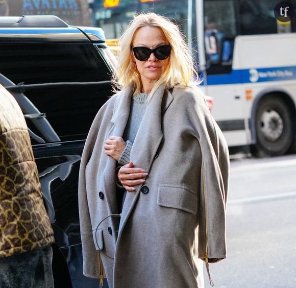 "Je veux être en phase avec moi-même, je veux faire mon âge". Dans les pages de ELLE, la grande Pamela Anderson a envoyé valser l'âgisme avec une déclaration en forme d'émancipation ! 
Pamela Anderson sort de son hôtel à New York le 3 février 2023.