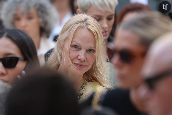 "C'est un soulagement. Et à un certain âge, on a juste l'air plus jeune et plus frais sans maquillage. C'est moi - je suis heureuse avec qui je suis maintenant. C'est un nouveau monde et je suis très reconnaissante"