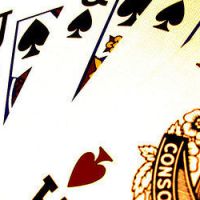Un joueur addict de poker attaque l’Etat