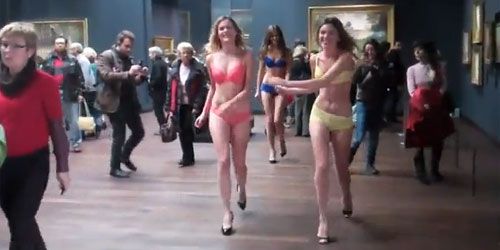 Etam : le défilé culotté fâche le musée d'Orsay - Vidéo