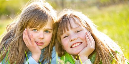 Avoir une sœur rendrait plus heureux