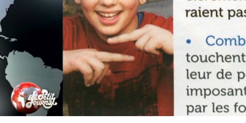 François Hollande : un enfant fait un doigt d’honneur sur son tract - Vidéo