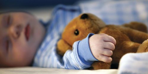 Peut-on espionner sa nounou si on la soupçonne de maltraitances ?