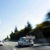 Un enfant au volant d’une voiture sur l’autoroute !