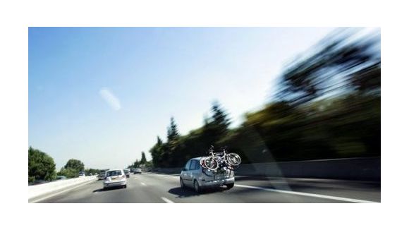 Un enfant au volant d’une voiture sur l’autoroute !