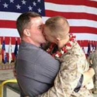 Un bisou entre militaires gays fait le buzz sur Facebook