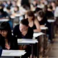 Des adolescentes en jupe pour la journée de la femme