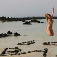 Bar Refaeli presque nue sur Facebook