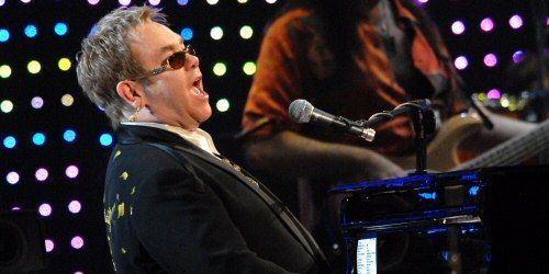 Elton John hospitalisé pour  « une infection respiratoire grave » 