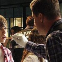 Justin Bieber frappe un paparazzi