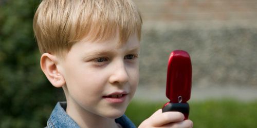 L'âge moyen d'acquisition du premier portable estimé à 11 ans