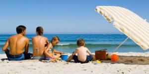 Soleil : les parents protègent mieux la peau de leurs enfants que la leur