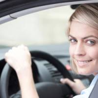 Assurance auto : les femmes paient moins cher