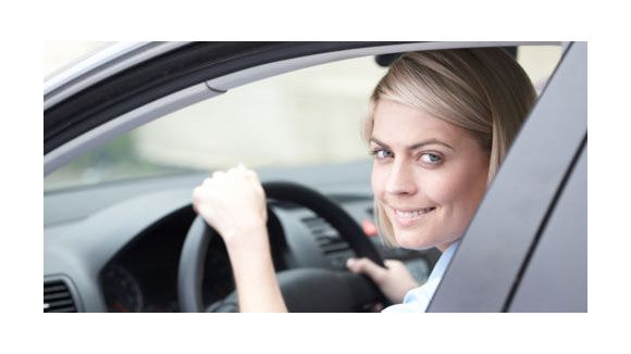 Assurance auto : les femmes paient moins cher