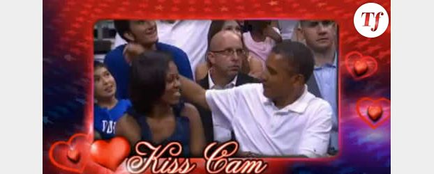 Barack embrasse Michelle Obama devant la "kiss cam" - Vidéo
