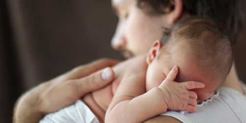 Comportement de l'enfant : importance du contact père-bébé