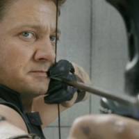 Jeremy Renner dans le costume de Julian Assange ?