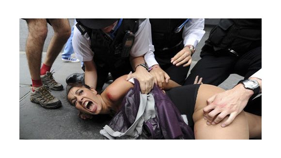 JO de Londres 2012 : des féministes manifestent seins nus contre les islamistes