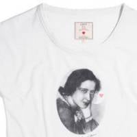 Le visage de la philosophe Hannah Arendt « séjourne » sur un tee-shirt !