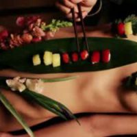 Nyotaimori : comment déguster des sushis sur une femme nue