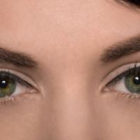 Chirurgie esthétique : la greffe de poils de jambe pour fournir ses sourcils