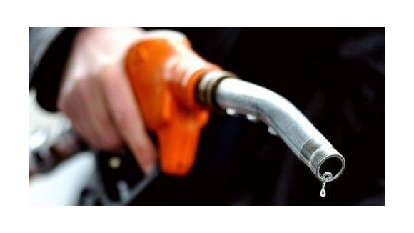 Essence : Ayrault demande un effort aux pétroliers pour baisser leurs tarifs