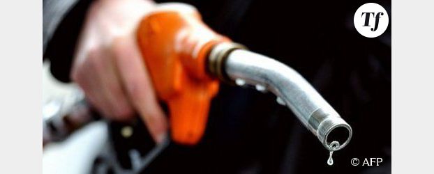 Essence : Ayrault demande un effort aux pétroliers pour baisser leurs tarifs