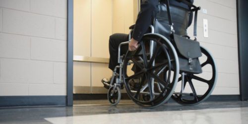 Handicap : jugée sur le trottoir faute de rampe d’accès pour son fauteuil roulant