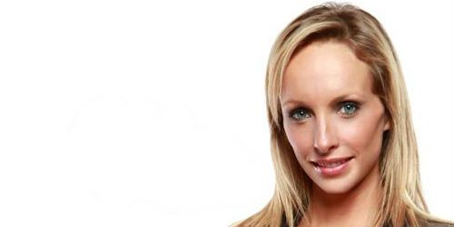 Qui est Anne Denis qui remplace Jeny Priez dans Hollywood Girls le Mag ?