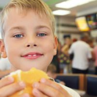 Nutrition : Les enfants qui mangent gras et sucré sont-ils plus bêtes ?