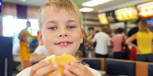 Nutrition : Les enfants qui mangent gras et sucré sont-ils plus bêtes ?