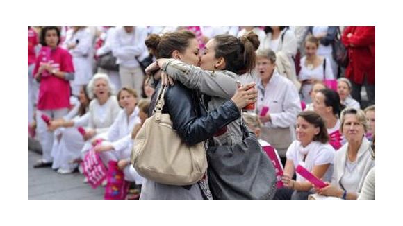 Mariage gay : la photo du "baiser de Marseille" devient le symbole du débat - vidéo
