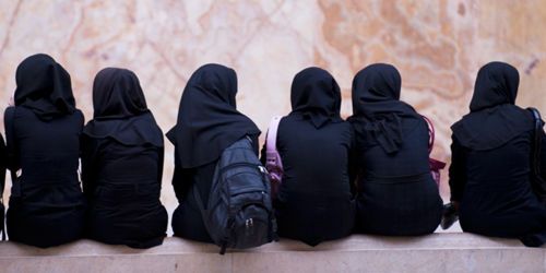 Egypte : condamnée pour avoir coupé les cheveux de ses élèves non voilées