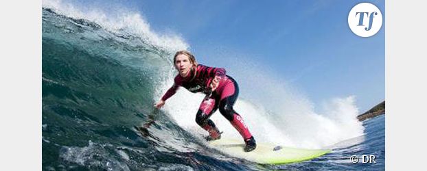 Une surfeuse irlandaise défie les vagues en Iran
