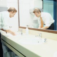 Les hommes victimes de stress dans les toilettes publiques