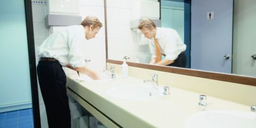 Les hommes victimes de stress dans les toilettes publiques