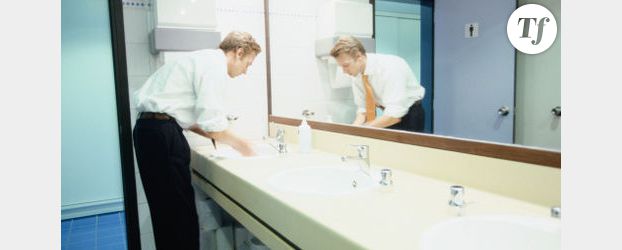 Les hommes victimes de stress dans les toilettes publiques