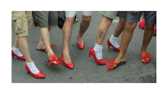 Walk a mile in her shoes : des hommes en talons contre les violences faites aux femmes