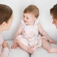 Vers un congé parental partagé entre père et mère, plus court et mieux rémunéré ? 