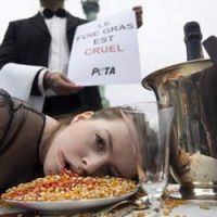 Peta : happening choc contre le gavage et le foie gras à Paris