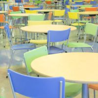 Fillette expulsée par la police pour cantine impayée : indignation et ouverture d'une enquête