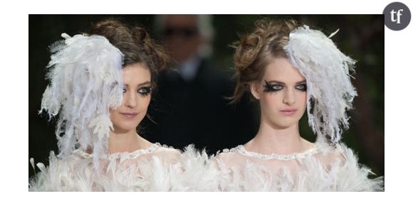 Chanel : Karl Lagerfeld fait défiler deux mariées pour dire oui au mariage gay