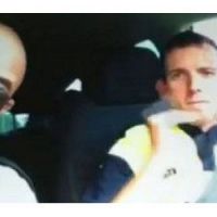 Des policiers parodient un clip en dansant dans leur voiture de patrouille – vidéo