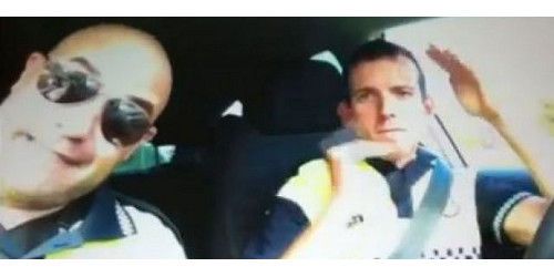 Des policiers parodient un clip en dansant dans leur voiture de patrouille – vidéo